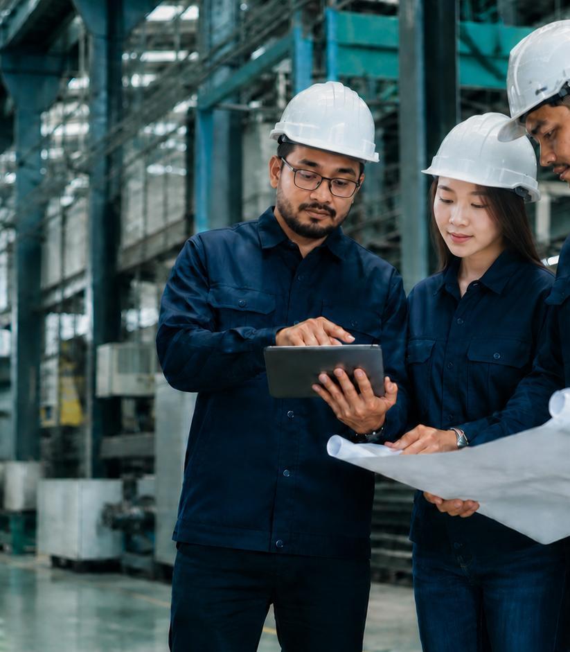 Tim engineer meninjau dokumen pekerjaan